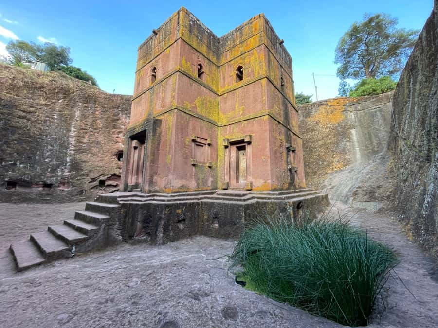 Full Day lalībela church's tour - St. George and the cross-shaped church: your first big wow